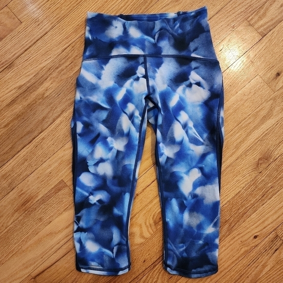Lululemon Train Times Crop Full On Luxtreme Size 4 Cropped Leggings Abstract EUC - Picture 4 of 12